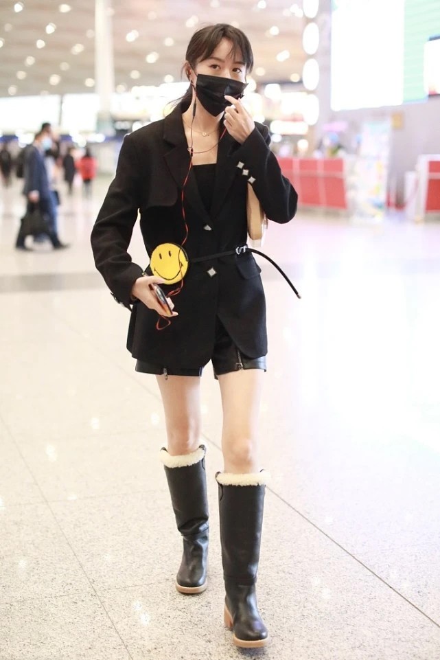 袁冰妍到底在想什么,短裤配羊羔毛皮靴还露腿,这造型有点摸不透