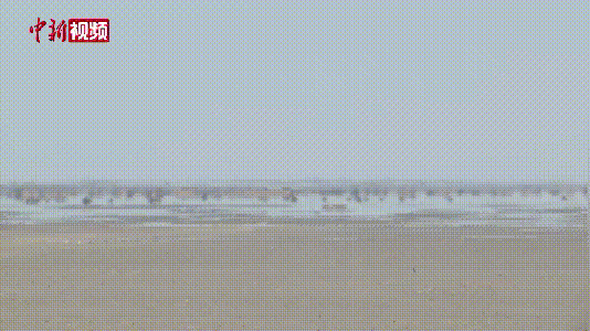 新疆库木塔格沙漠海市蜃楼奇观# 新疆沙漠现海市蜃楼:碧波荡漾,水草