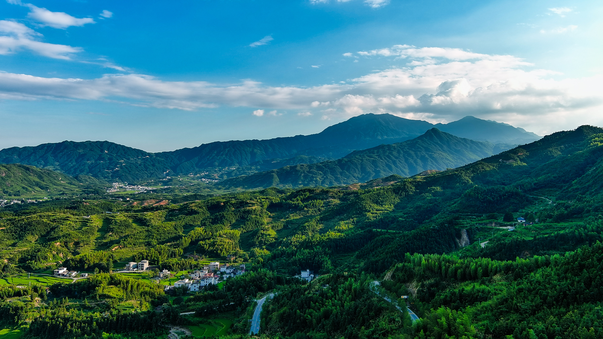 近年来,修水县坚持治山,治水,治乱同步,全力打造碧水,蓝天,净土的美好