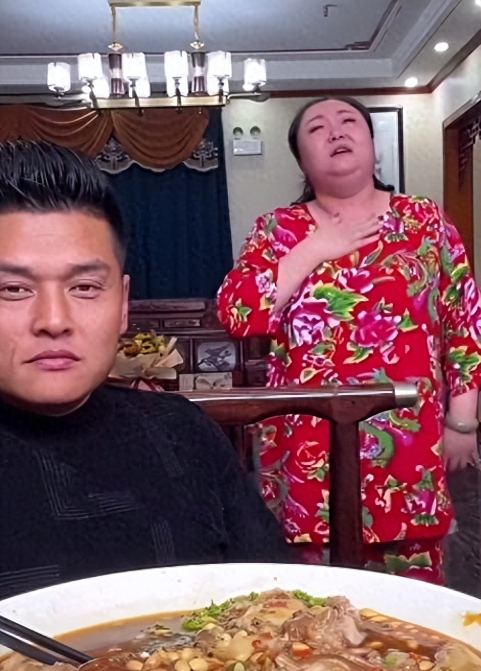 每次胖姐盘里的食物要被吃完的时候,胜哥总会笑眯眯的将全新的食物