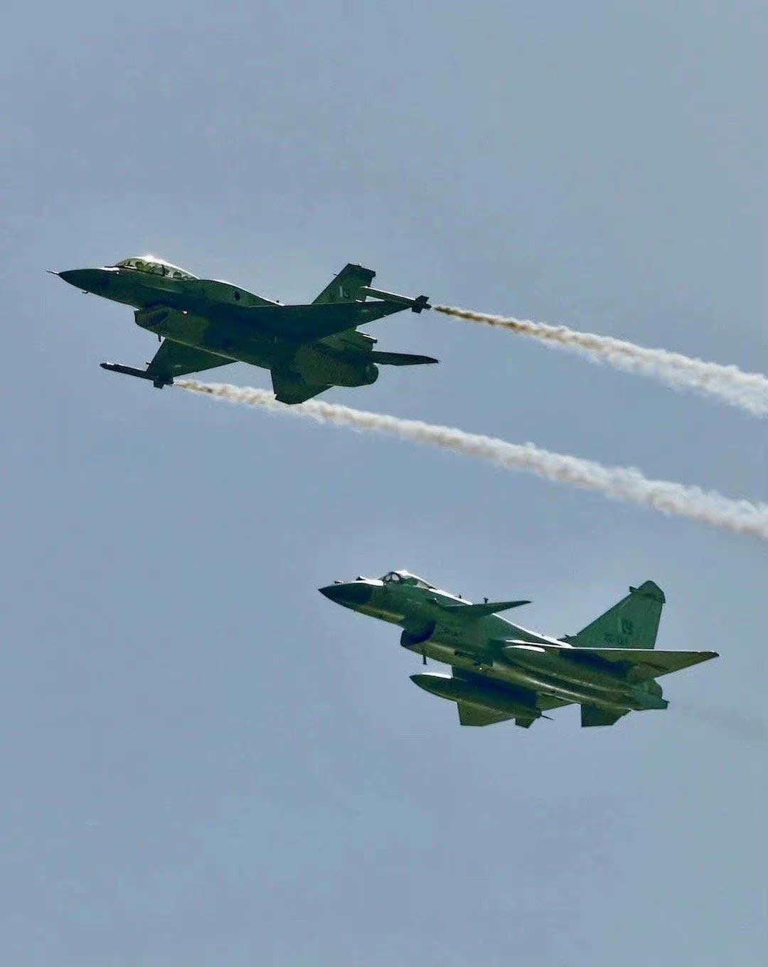 威武巴铁空军歼10和f16罕见比翼齐飞过两年咱们也可以这么玩