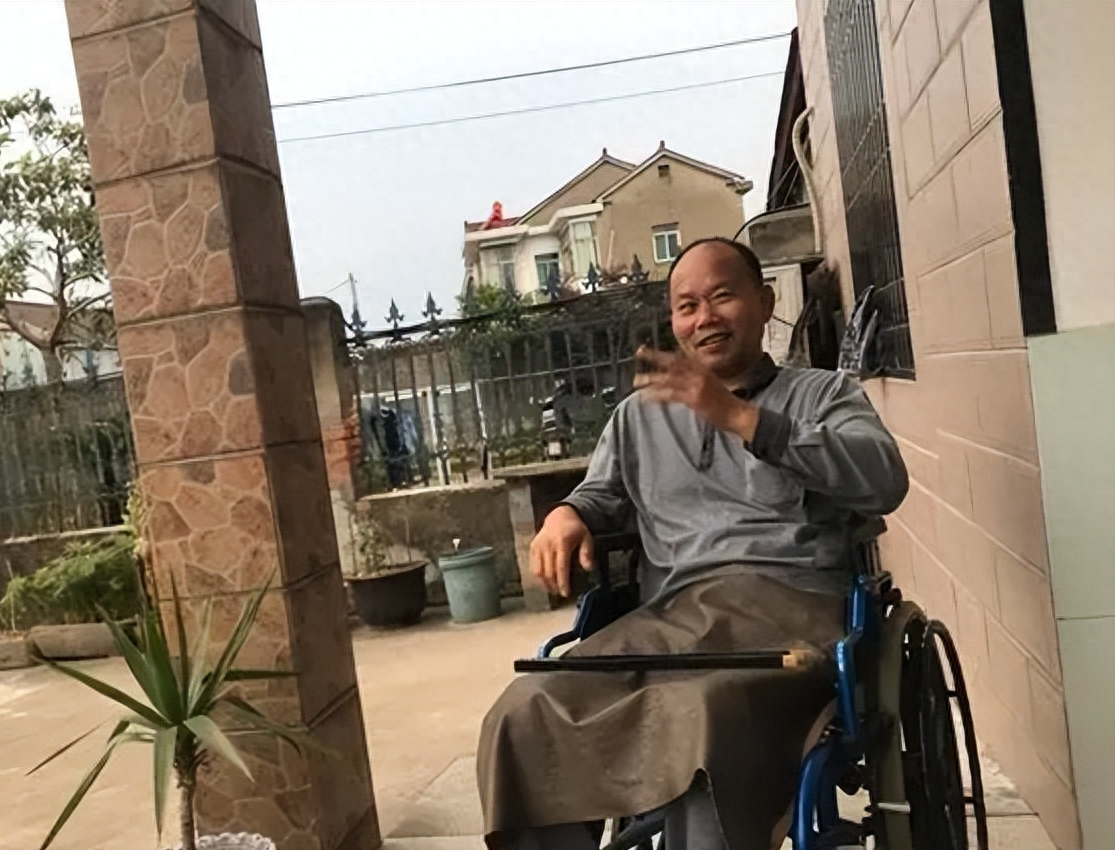 回顾浙江男子意外瘫痪妻子改嫁后和再婚丈夫一起照顾男子13年