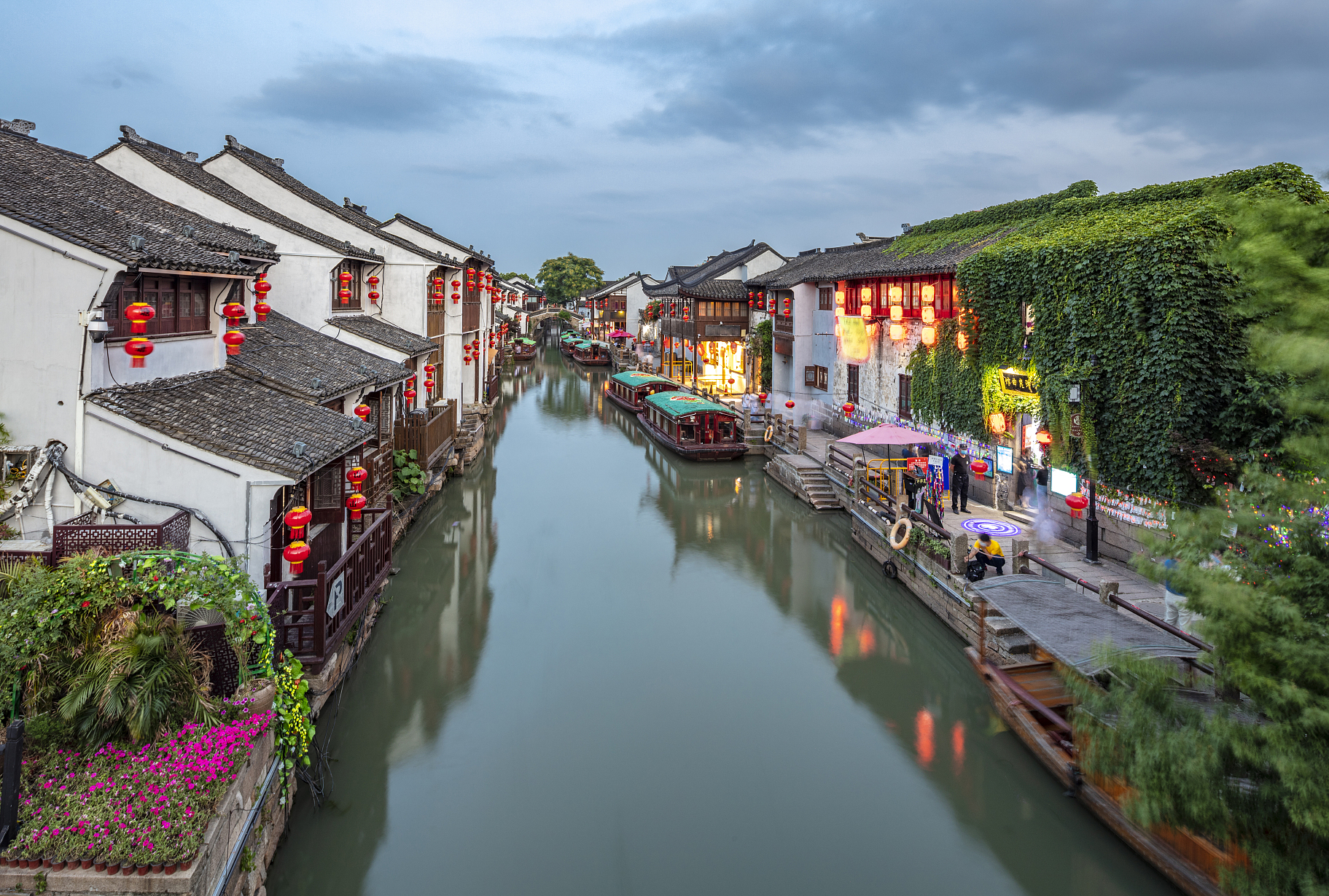 苏州这一古巷,全长约七里,由白居易主持修建,粉墙黛瓦,超美