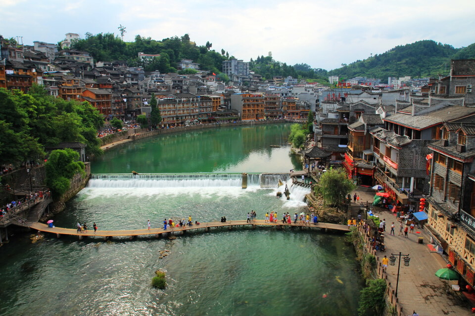 《乌龙山剿匪记》36年演员现状,开武馆演琼瑶剧,四丫头因戏离婚