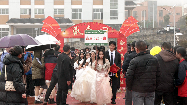 晴隆县第三中学举行"2023届高考百日誓师暨成人礼"活动