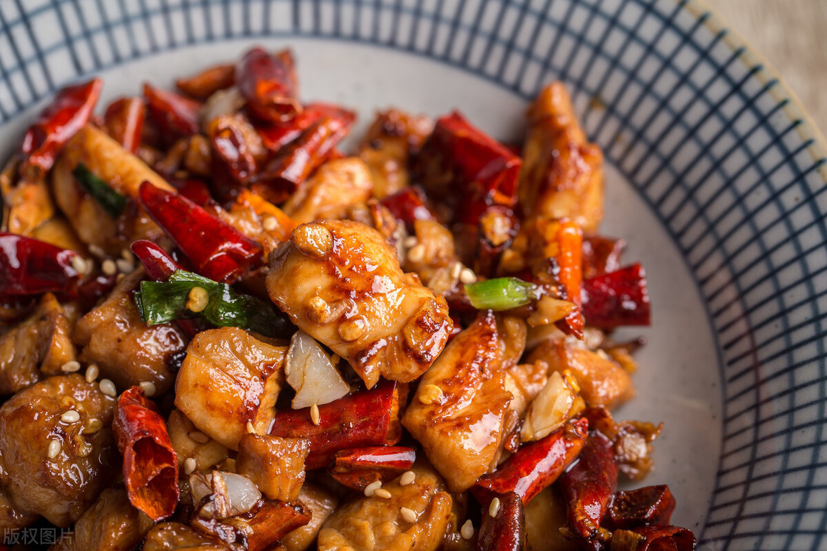 美味的辣子鸡丁,麻辣入味超开胃,做法简单的家常菜,外焦里嫩