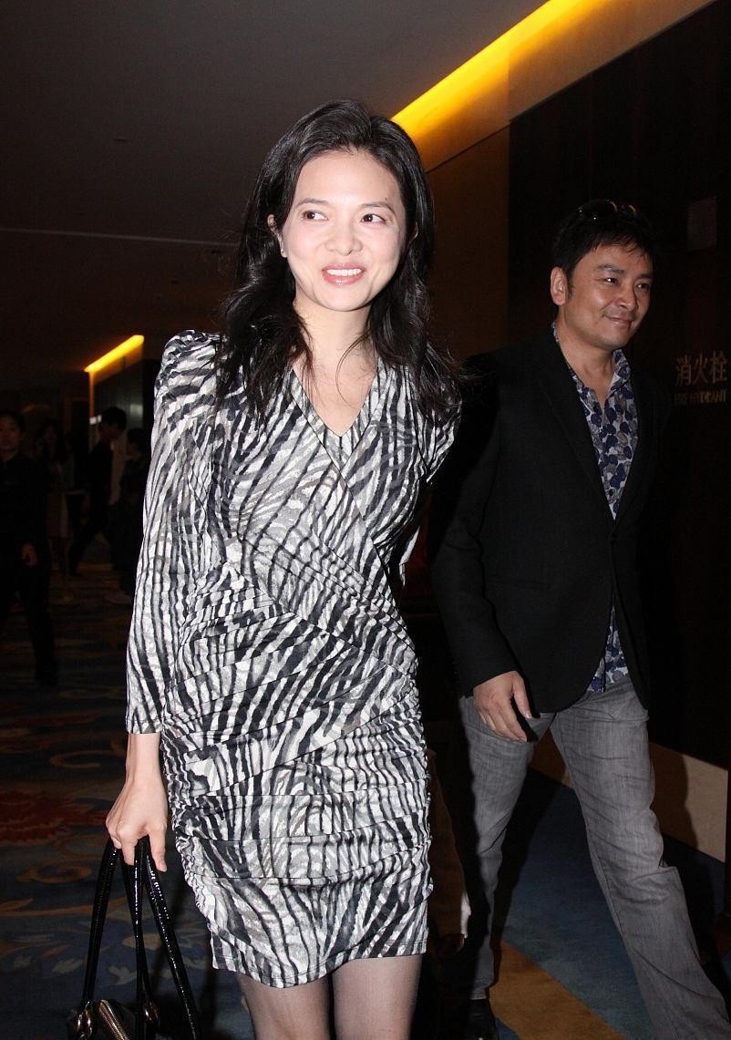 文清仍有主播气质,穿条纹印花裙秀出好身材,带儿子出门也挺高调