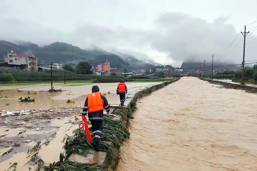 警徽閃耀抗洪防汛一線廣西河池公安全力以赴奮戰防汛救災一線