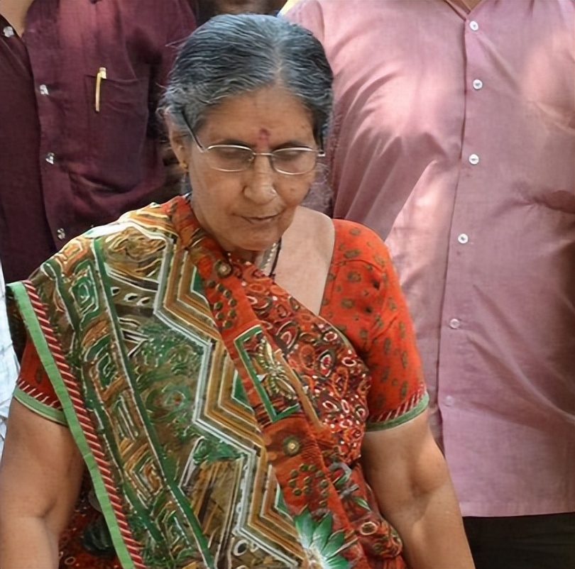 回顾印度第一夫人:17岁嫁给莫迪,被分居54年天天带12个保镖放牛