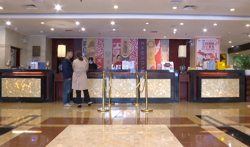 |新娘哭了!请帖都发出去了,酒店竟然忘了有婚宴,拿什么赔?