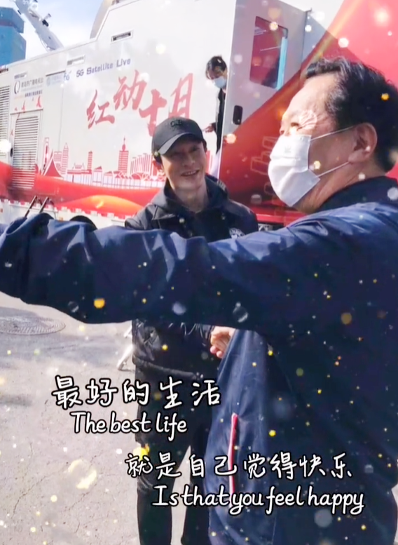 唐国强,黄晓明现身青岛拍宣传片,两大"男神"握手,观众好激动