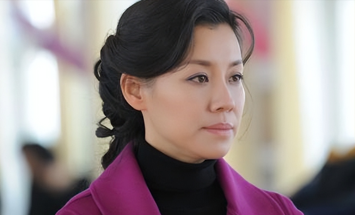 她是《香樟树》中善良质朴,努力生活的陶妮.