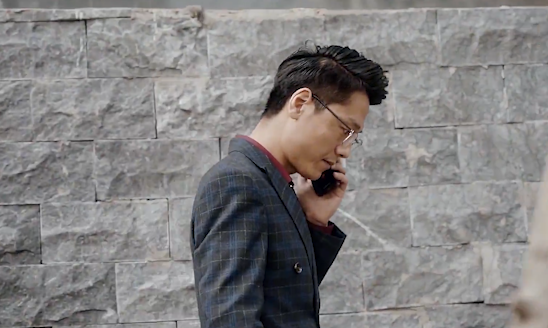 回顾河南暴雨妻子被困地铁,何勇攀赤足10公里救妻,用行动诠释爱