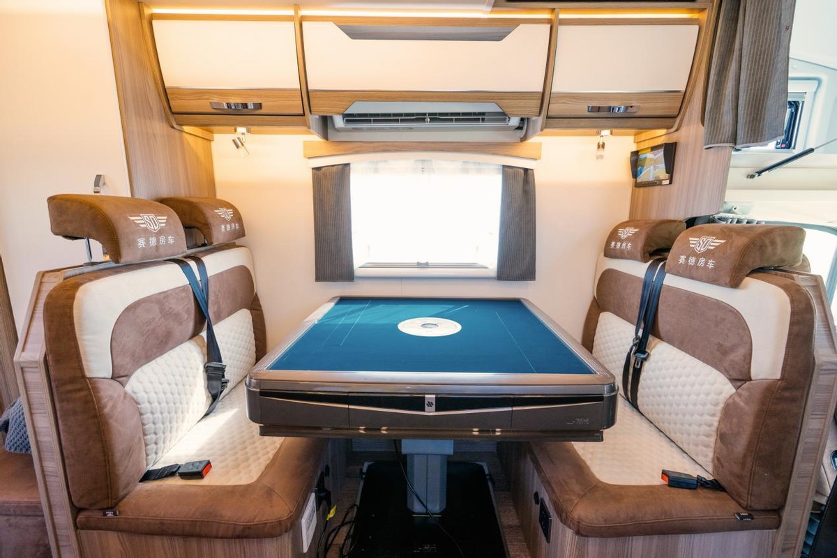 接地气!一款带麻将机的房车,娱乐休闲两不误