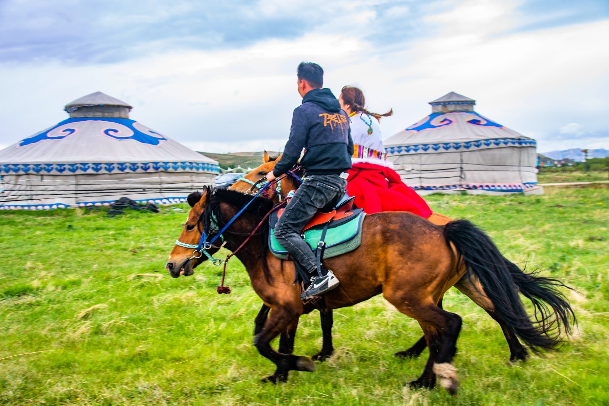 草原骑马旅游图片