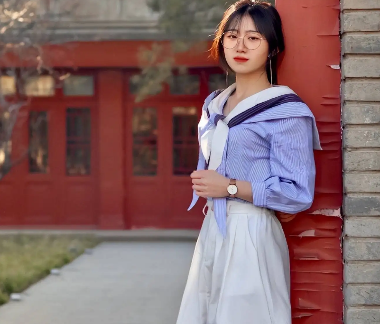 北大学姐因"翻白眼"火了,气质高傲语言犀利,网友却讨厌不起来