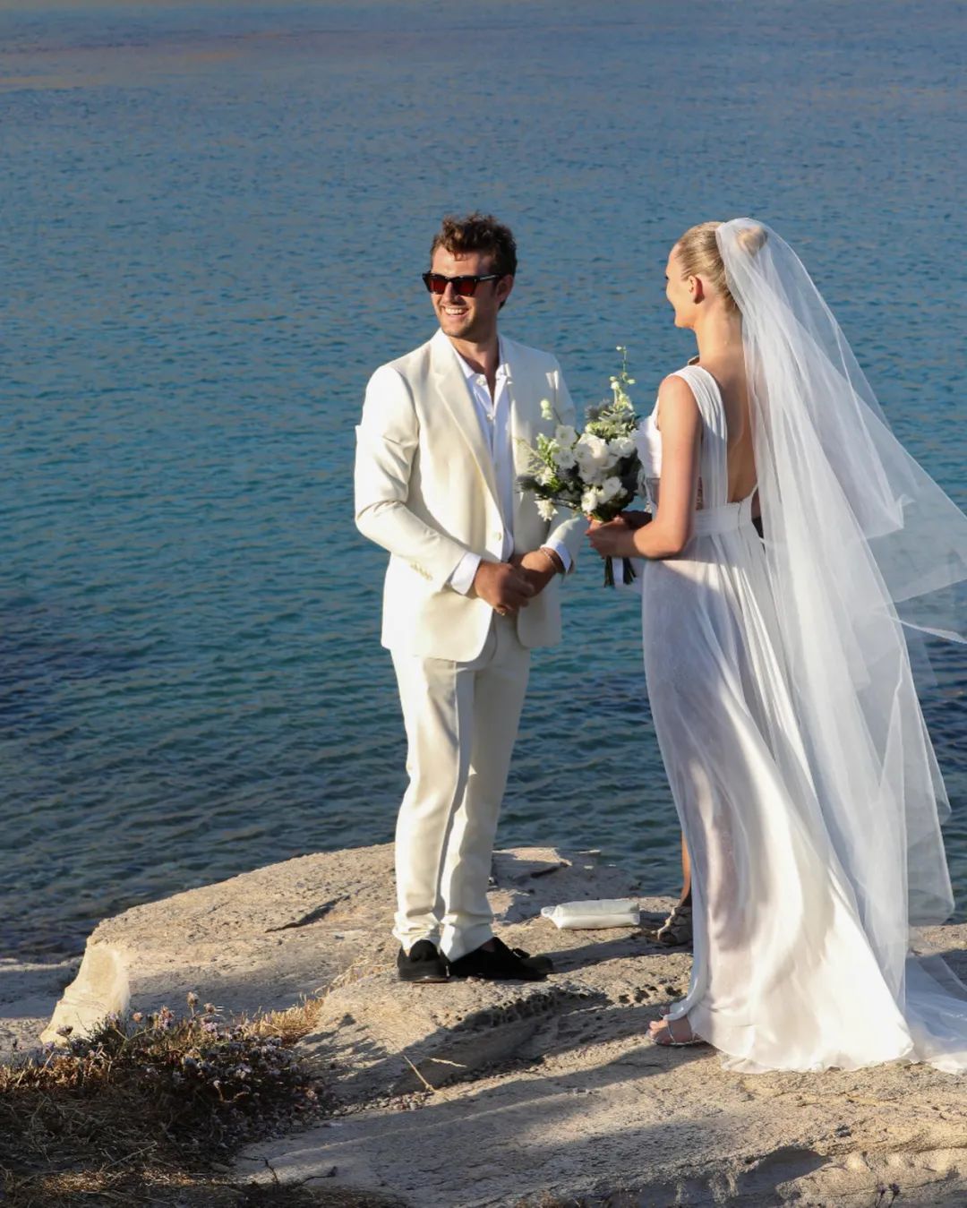 英国演员亚历克斯·帕蒂弗结婚了,妻子是维密超模