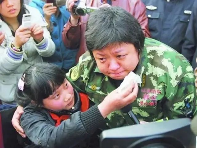 51岁韩红瘦40斤,扎丸子头现身,当她说出暴瘦原因后,大家沉默了