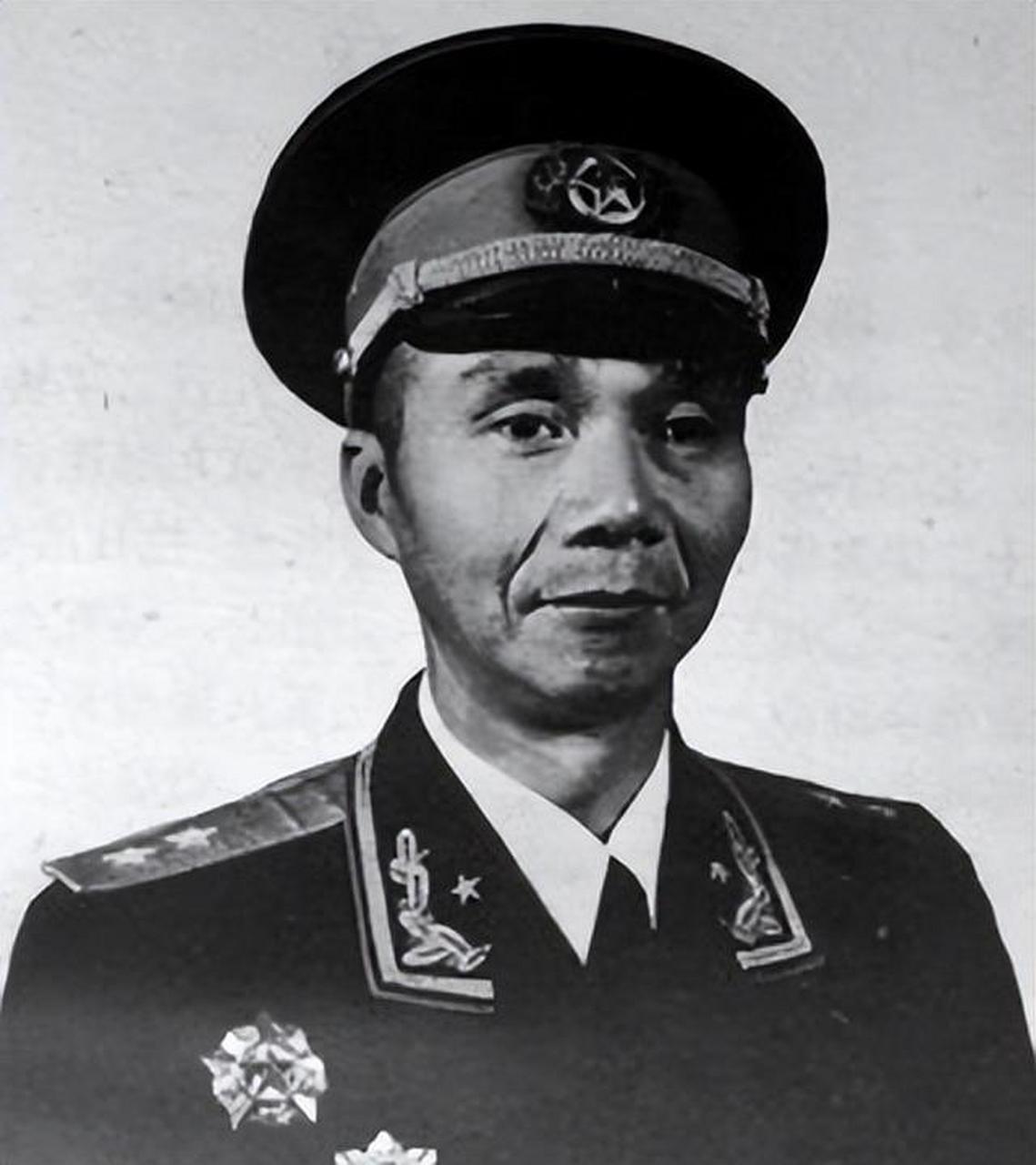 1914年9月22日,生于江西省崇义县过埠乡高坌村.