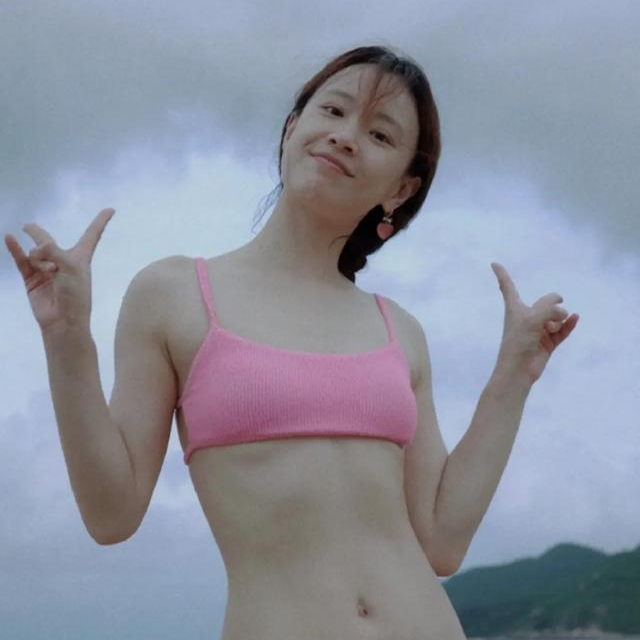 李梦大方晒海滩素颜照,穿粉色比基尼开三轮,皮肤白皙状态好!