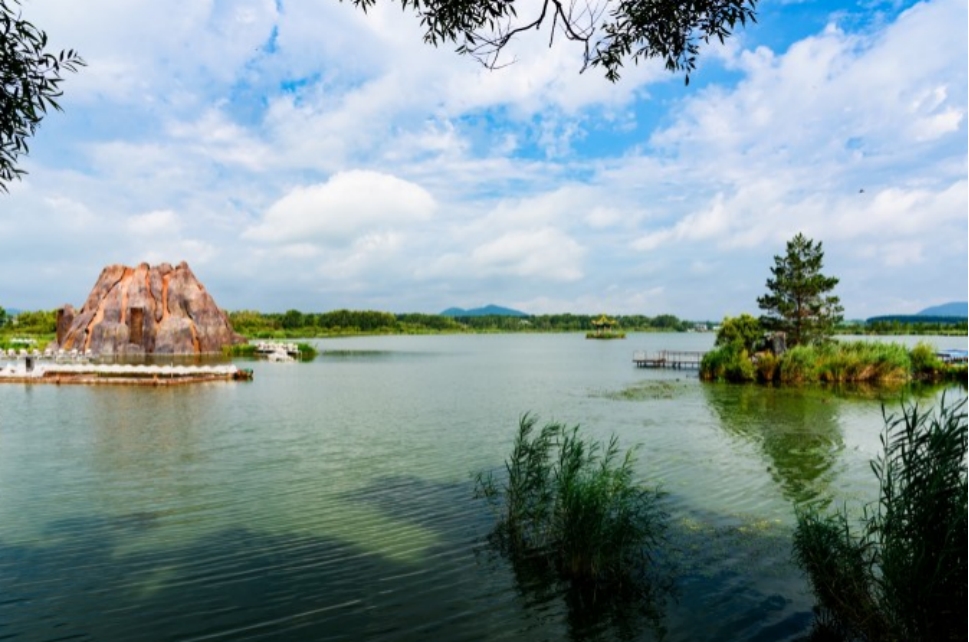 五大连池药泉湖,据说湖水对人的身体有好处,景色也很美