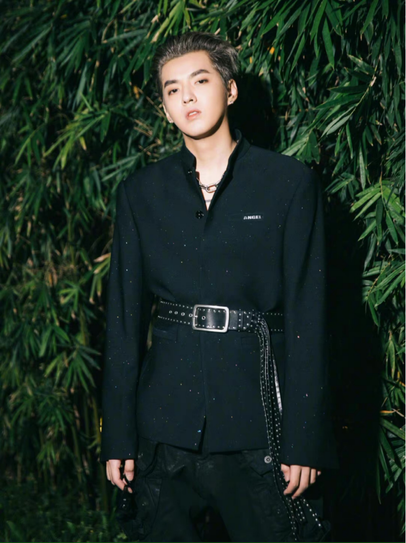 吴亦凡真是酷boy穿搭"教科书"!单品选择时尚,色彩搭配到位