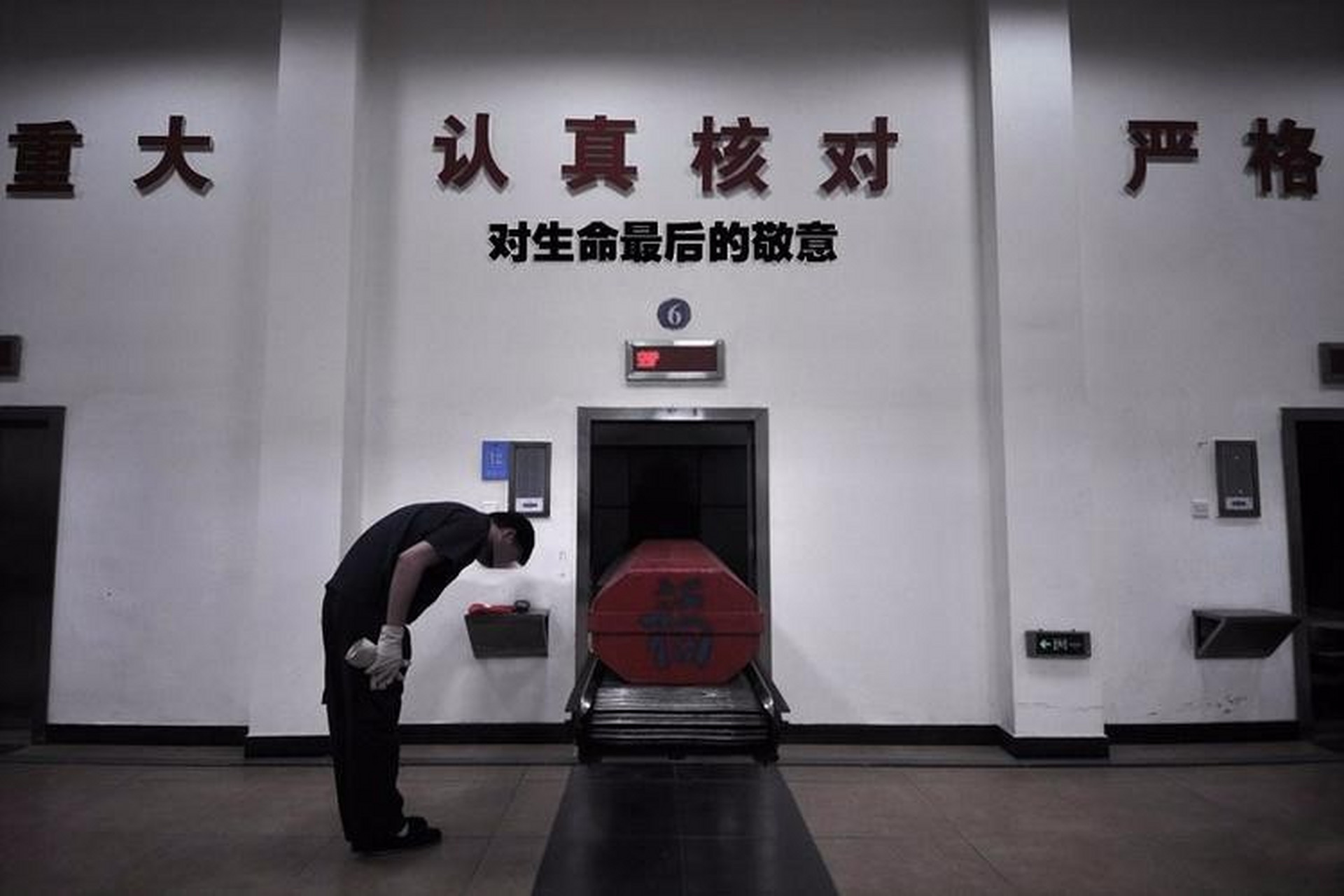 重庆某殡仪馆,夜晚收到一名9岁男孩的遗体,李师傅将其冷冻时,竟发现