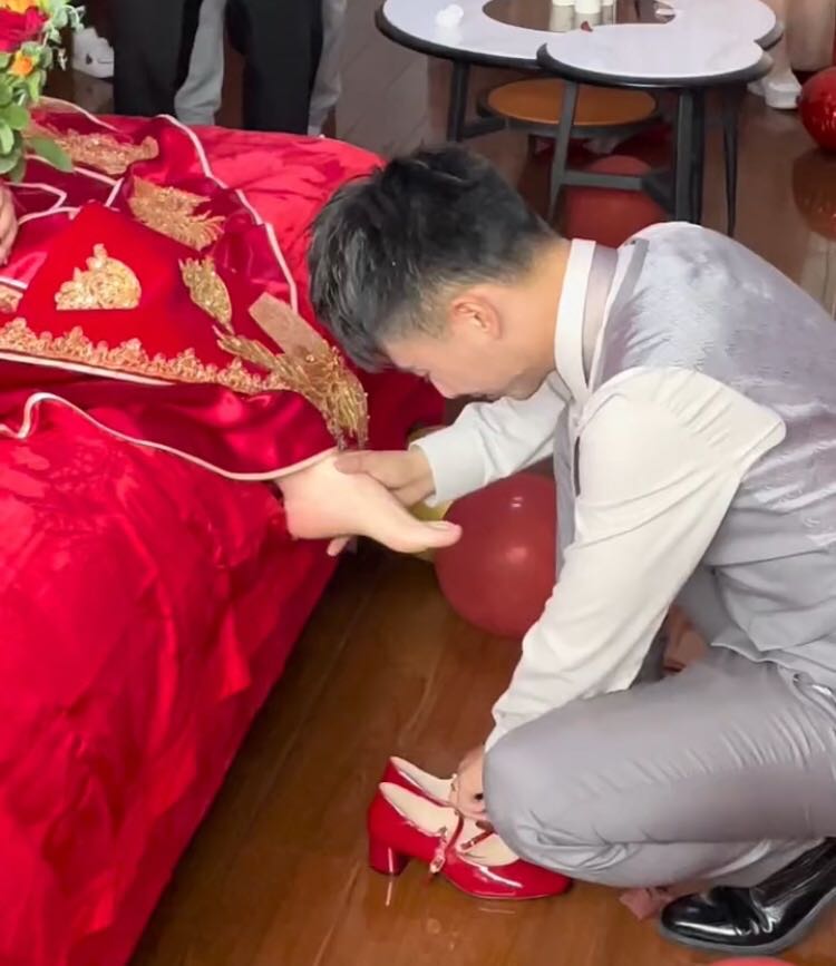 婚礼当天,新郎无奈亲吻新娘脚背,网友:我看到了爱情的真相