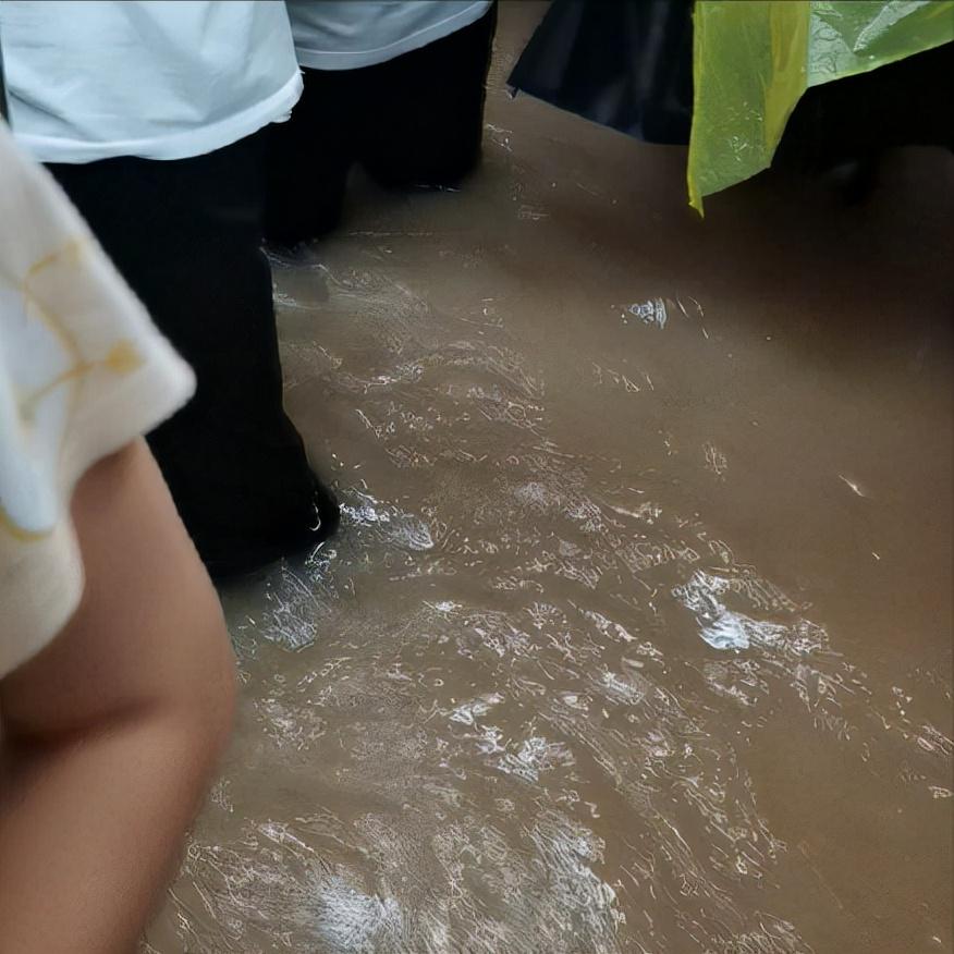 回顾河南暴雨妻子被困地铁,何勇攀赤足10公里救妻,用行动诠释爱