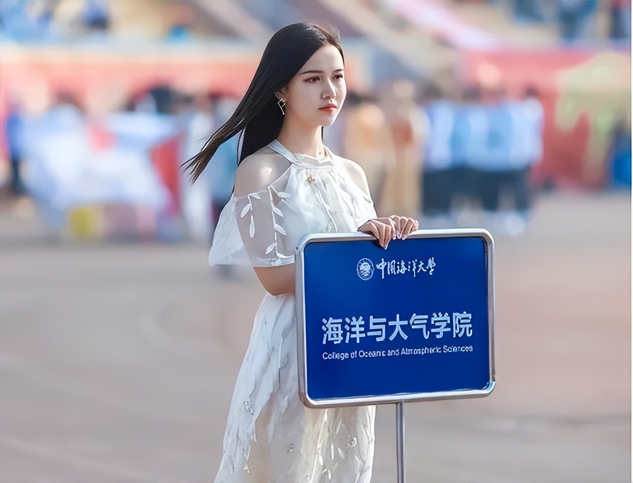 某高校举牌女生"走红",气质好似公主,站在人群中非常瞩目