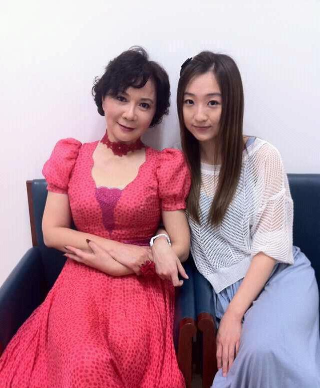 蔡明女儿遗传母亲搞笑基因,反怼蔡明催婚,伶牙俐齿太可爱!