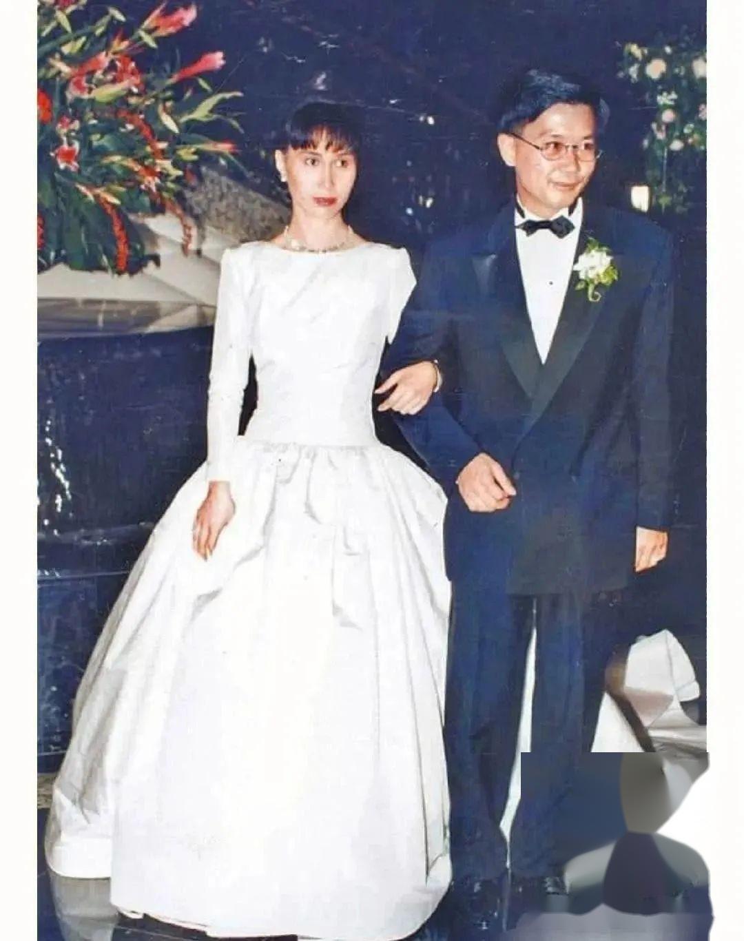 赌王家族中嫁入豪门并收获真正爱情的或许只有何超仪,何超仪是二房的