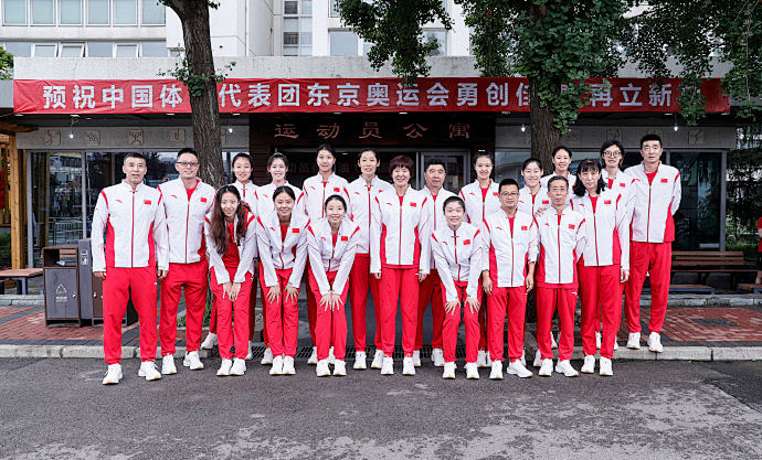 东京奥运会中国队出征队服,不是网传的条纹款,真正的大气简洁