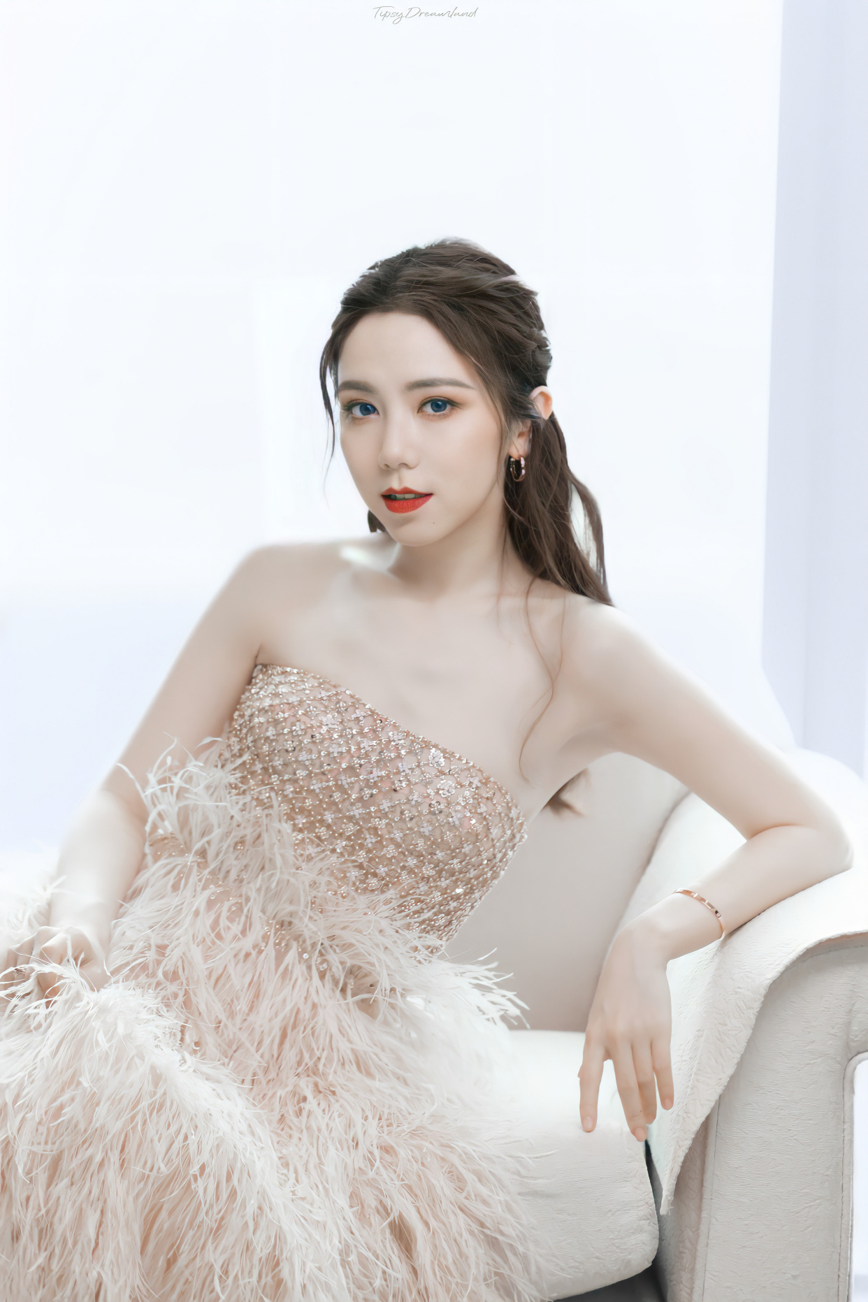 一袭露肩高定礼服配绝美羽毛点缀,邓紫棋绝对是一位魅力女神!