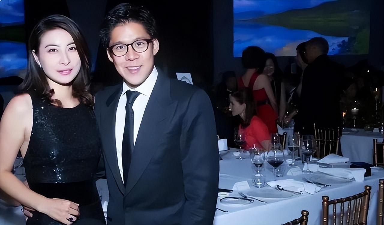 同是千亿富豪许家印吃上千元葡萄霍启刚吃饭花5百还打包5个菜