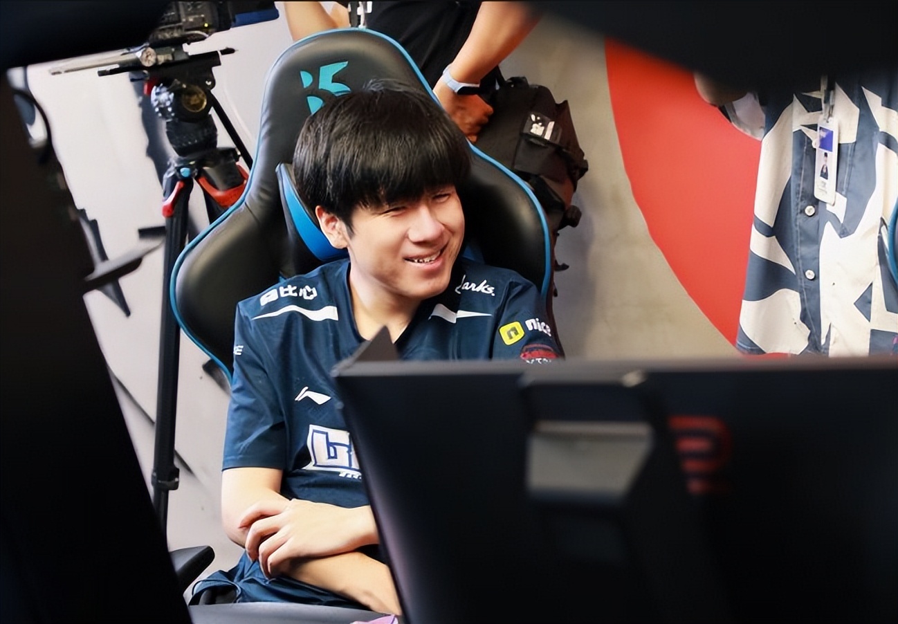 英雄联盟:小出汗!lng战队有惊无险,逆转局势成功晋级八强!