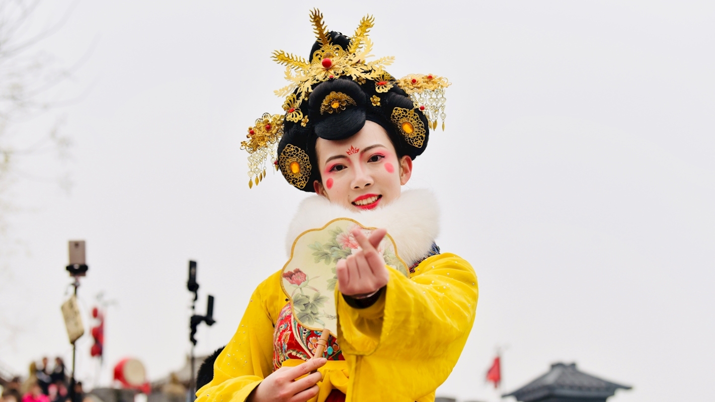 "不倒翁小姐姐":凭"牵手视频"走红,大火时拒绝网红公司邀请