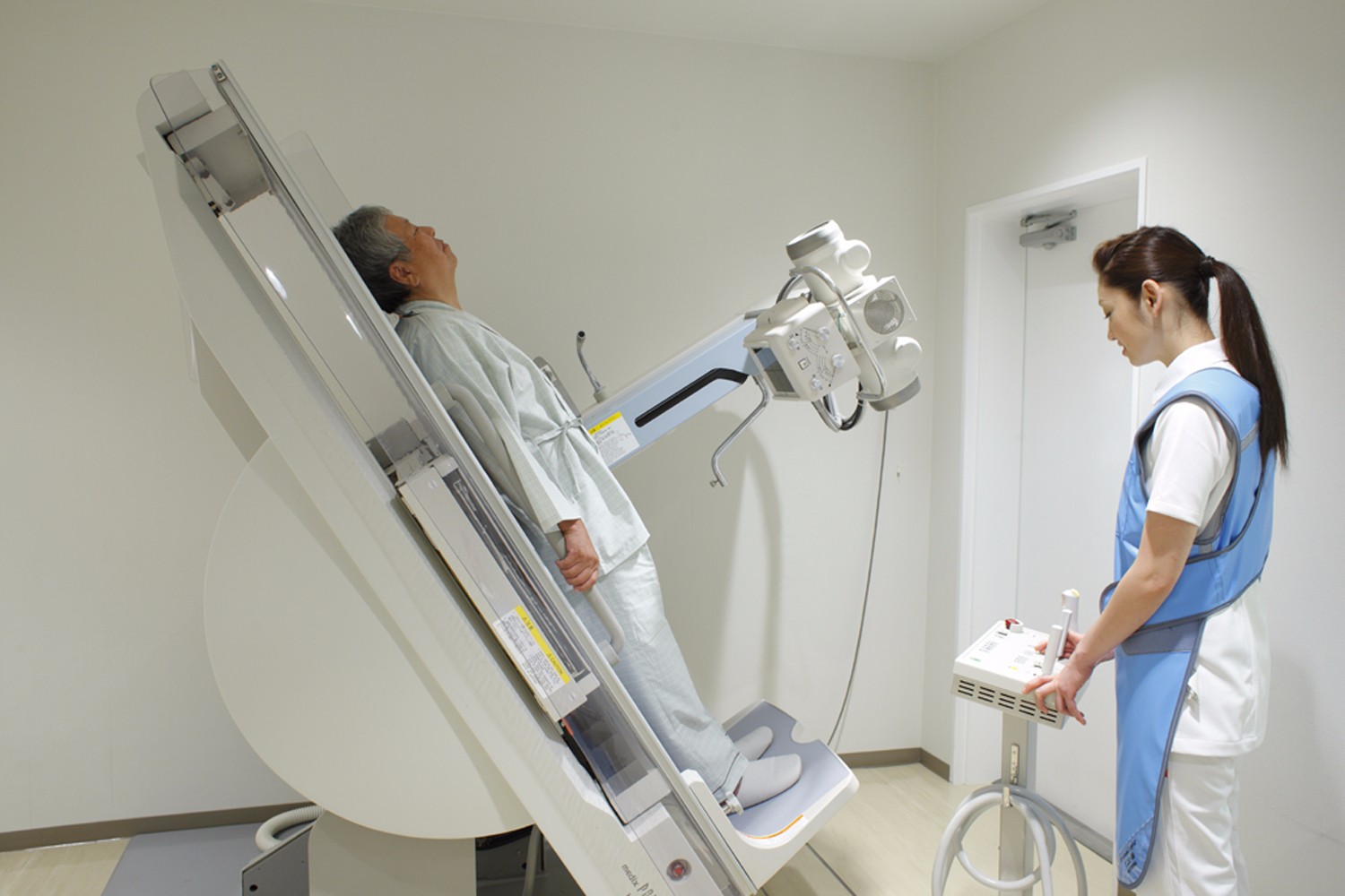 患有曲霉球病,常见的症状是咳血,咳血的发生概率大约在50%以上