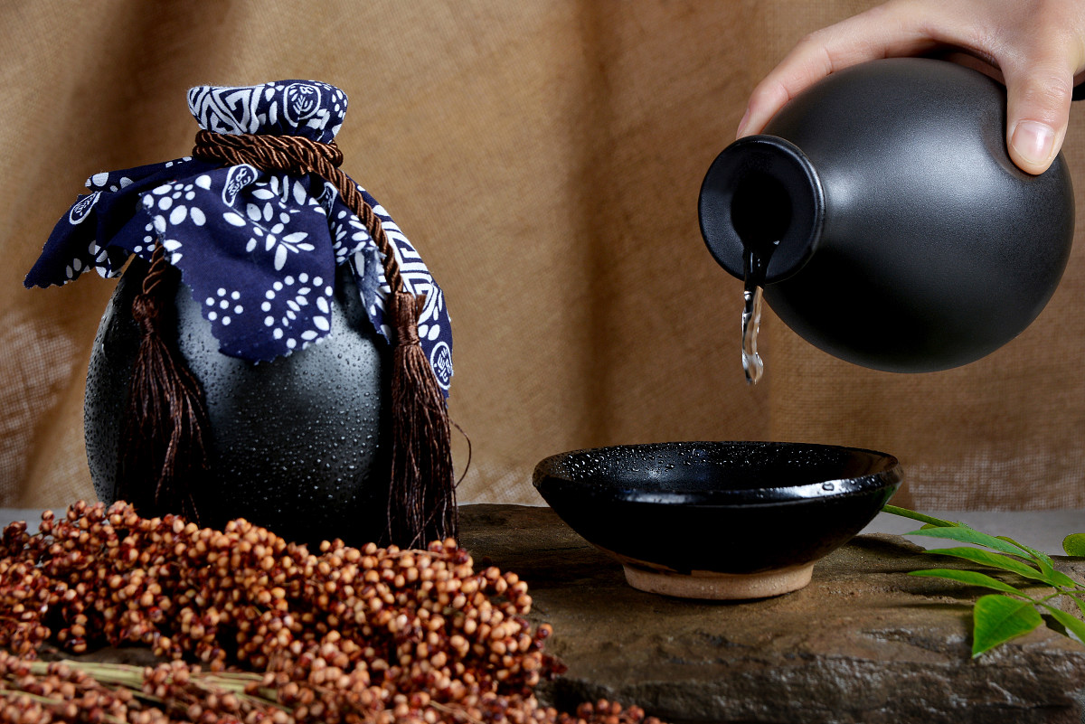 酱香型白酒与浓香型白酒:风味与文化的碰撞