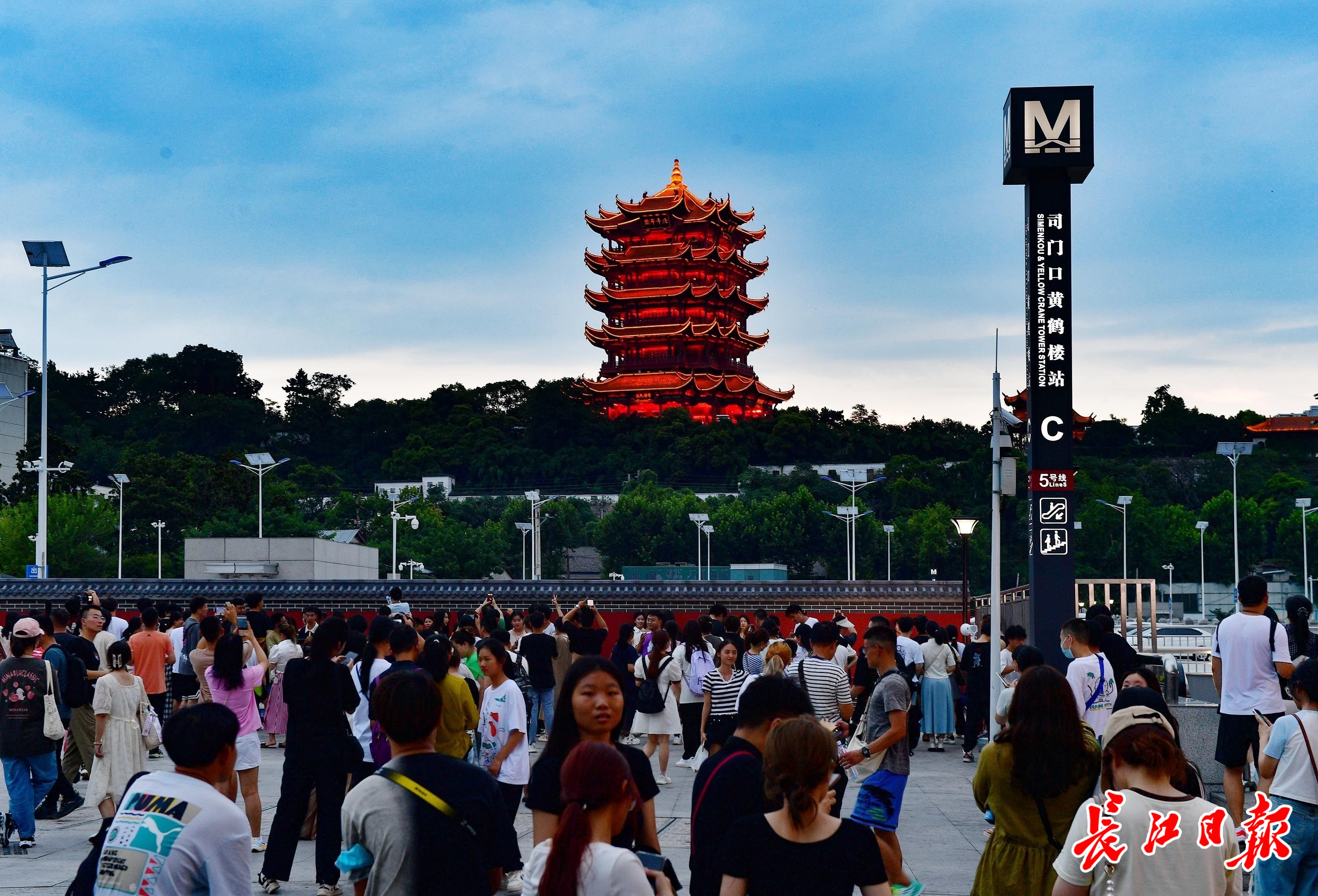 "人从众"!武汉这个地铁站外的打卡点太抢手
