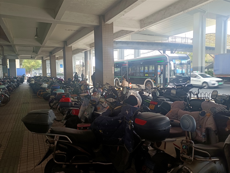 3号线江湾镇地铁站被非机动车包围:乘客穿行不便,还担心有消防隐患