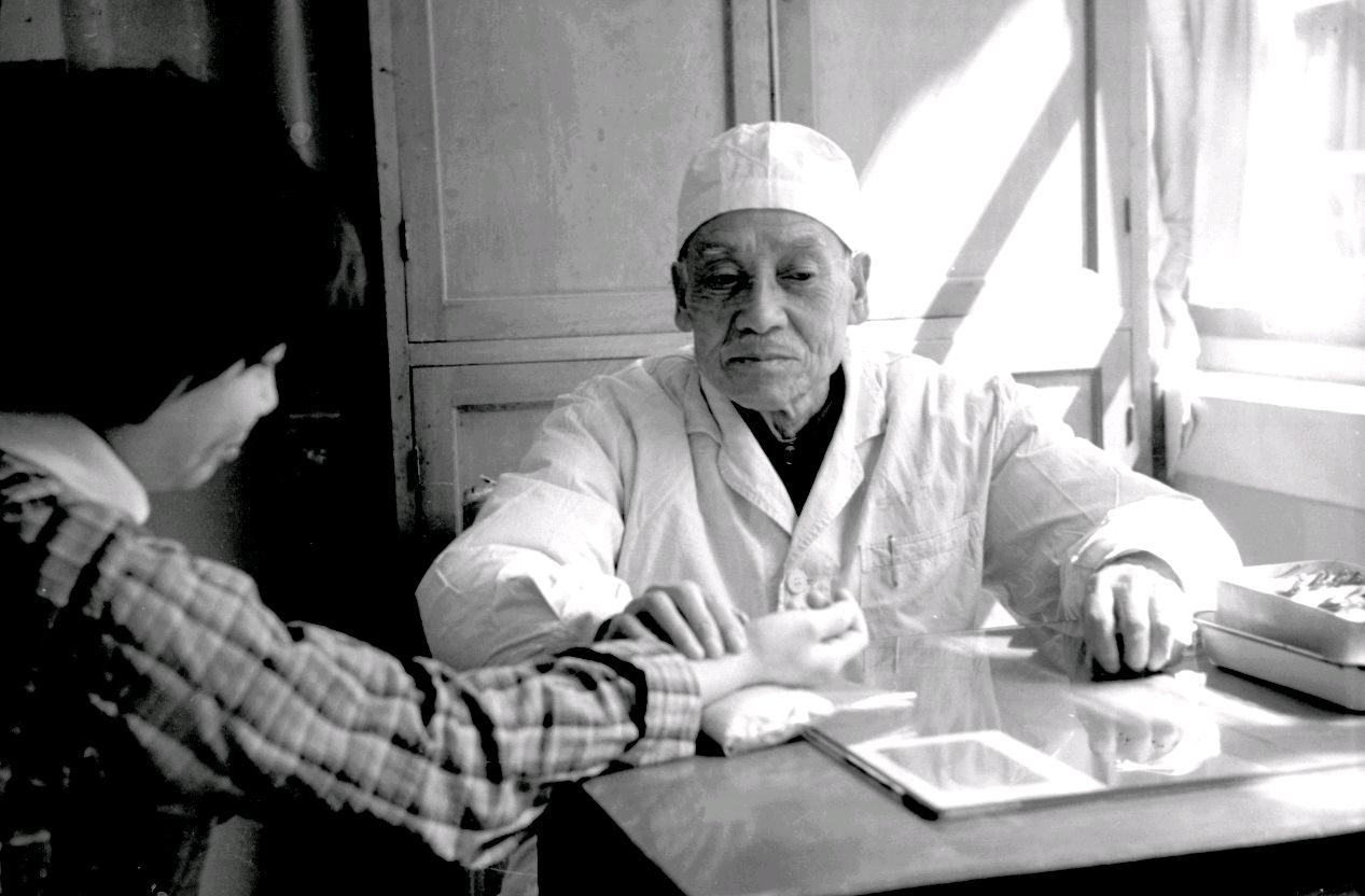 名医王乐亭,善用针灸治疗中风等疑难杂症,有"金针王"之美誉