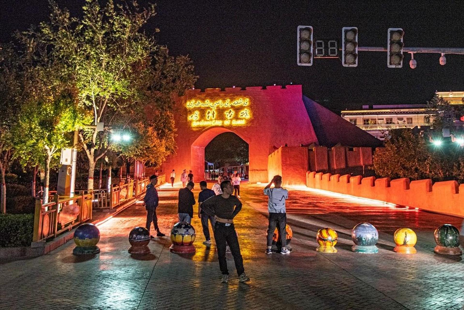 今晚去了喀什古城夜市,真是太好玩啦!