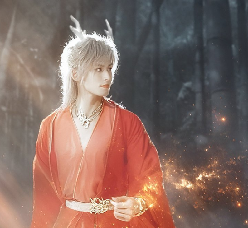 翻看张哲瀚的古装造型,才觉得周子舒不算啥,红衣装扮直接封神