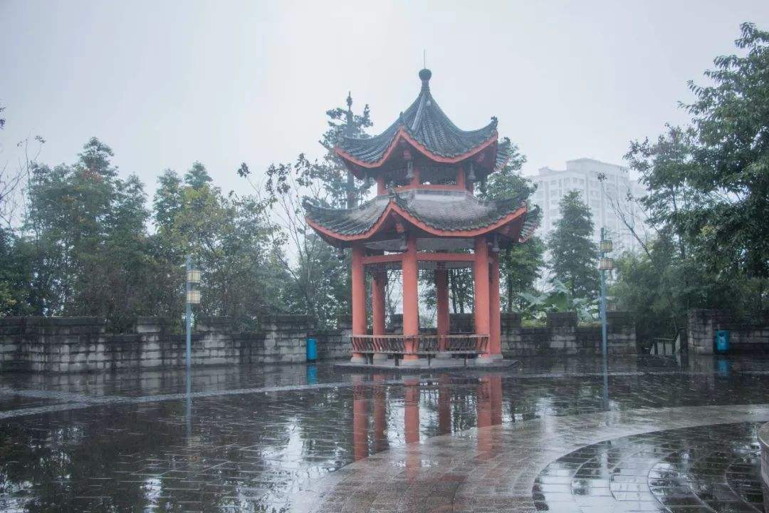 重庆深山藏着一对男女石柱,男石柱100米像伟男,女石柱呢?