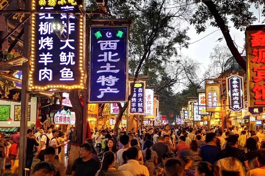 最"沉浸"夜市快到下午六点半,一定记得提前向开封的丁角街靠拢,因为一