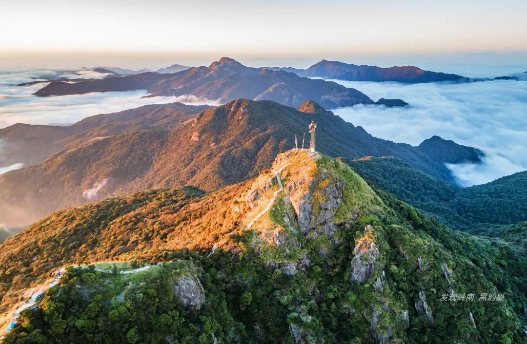 美女摸黑独闯广东第二峰,成功邂逅南岭壮美云海日落!