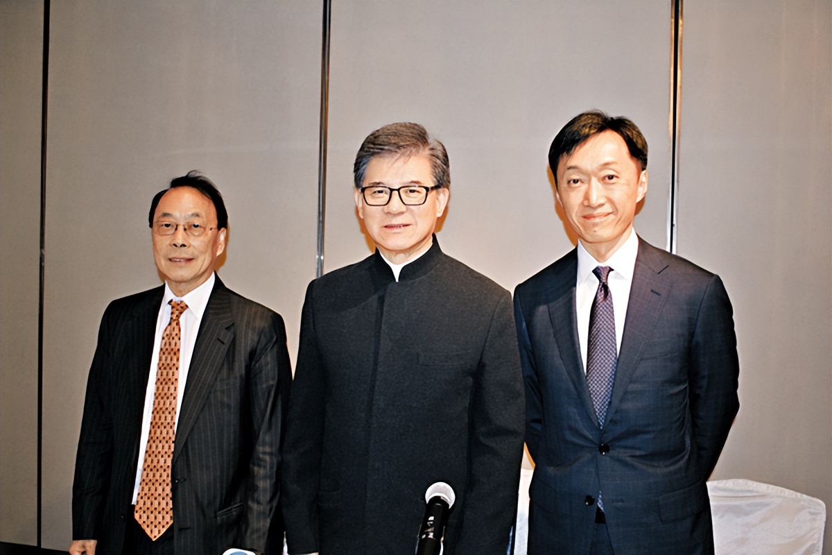 罗康瑞跟儿子罕见同框,正式打破不和传闻,朱玲玲成为了大赢家