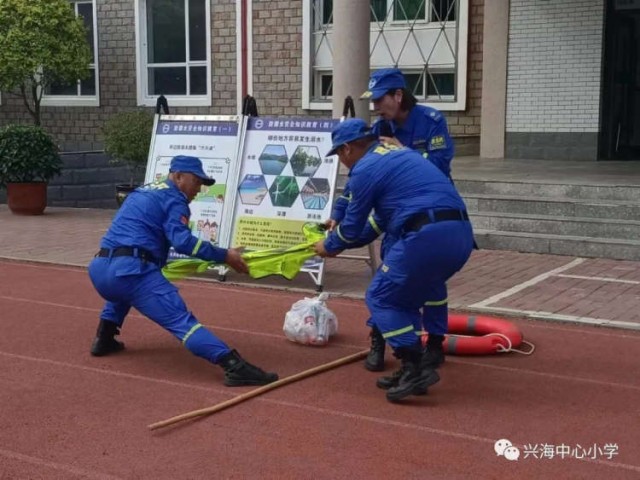 海城市兴海中心小学特邀蓝天救援队开展防溺水安全知识讲座