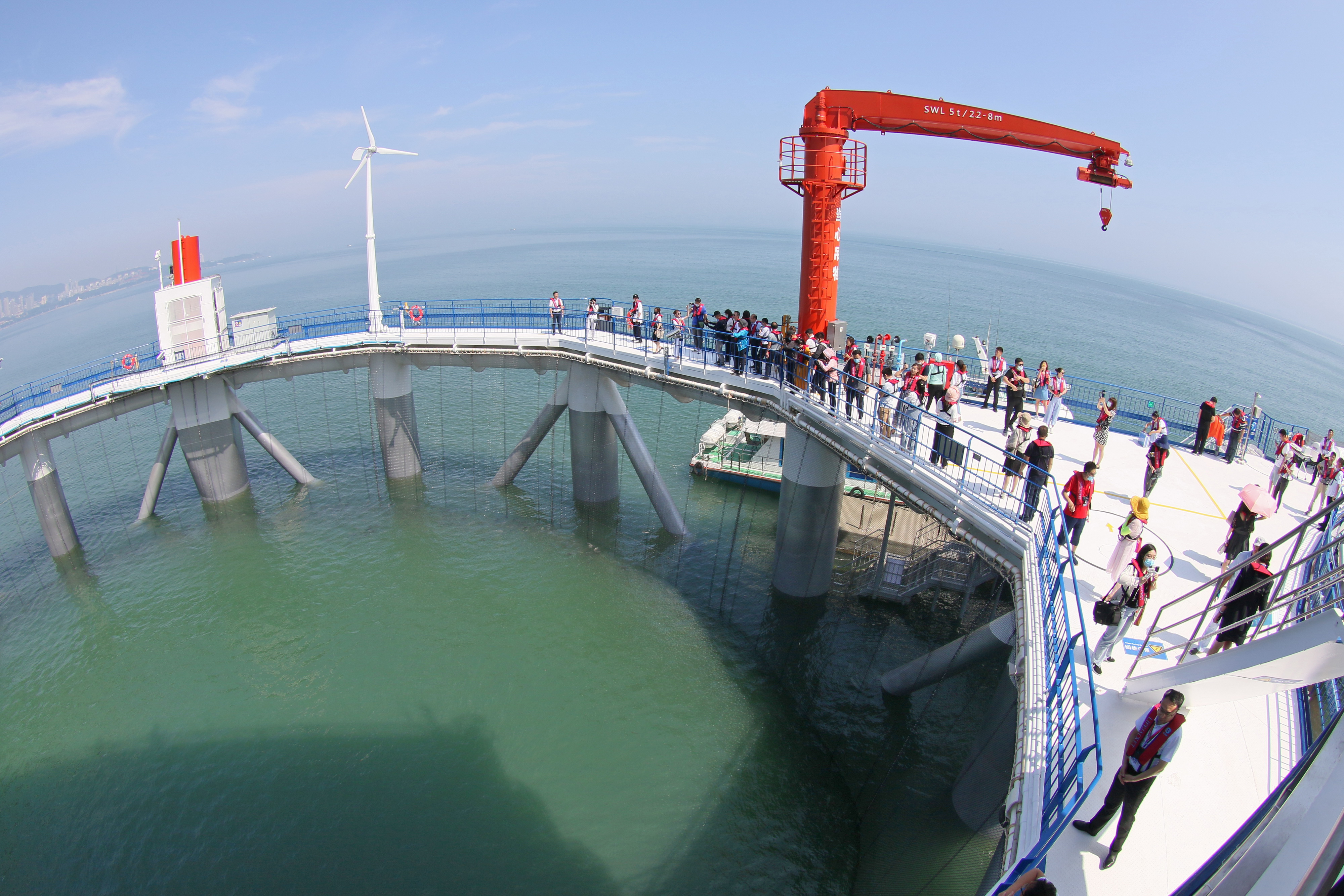 山东烟台:"耕海1号"海洋牧场综合体平台投入运营(3)